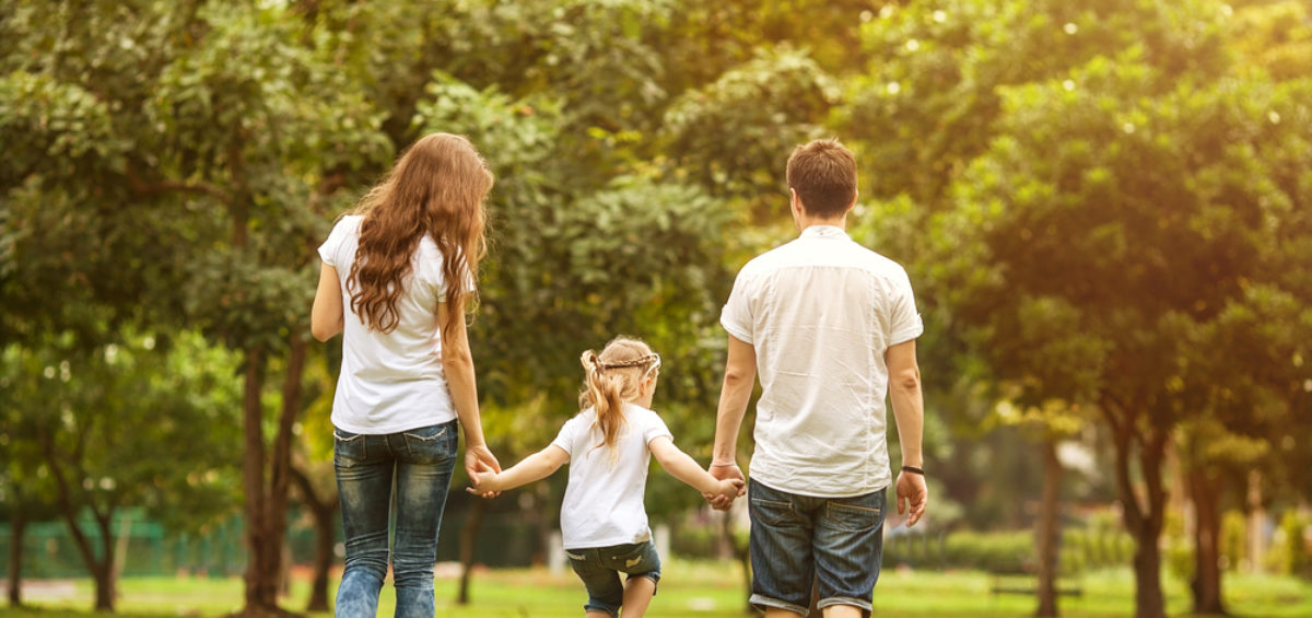 a kid with his parents